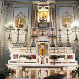 Si tratta di un'imponente struttura marmorea del XIX secolo a pi� livelli, con il pi� alto decorato da sei grossi candelabri bronzei ed un crocifisso scuro dello stesso materiale